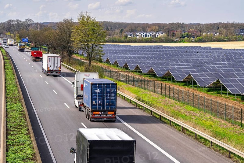 Solar park near Neukirchen-Vluyn, along the A40 motorway, over 10, 000 solar modules spread over 4.2 hectares, generating 6 million kilowatt hours per year, North Rhine-Westphalia, Germany, Europe