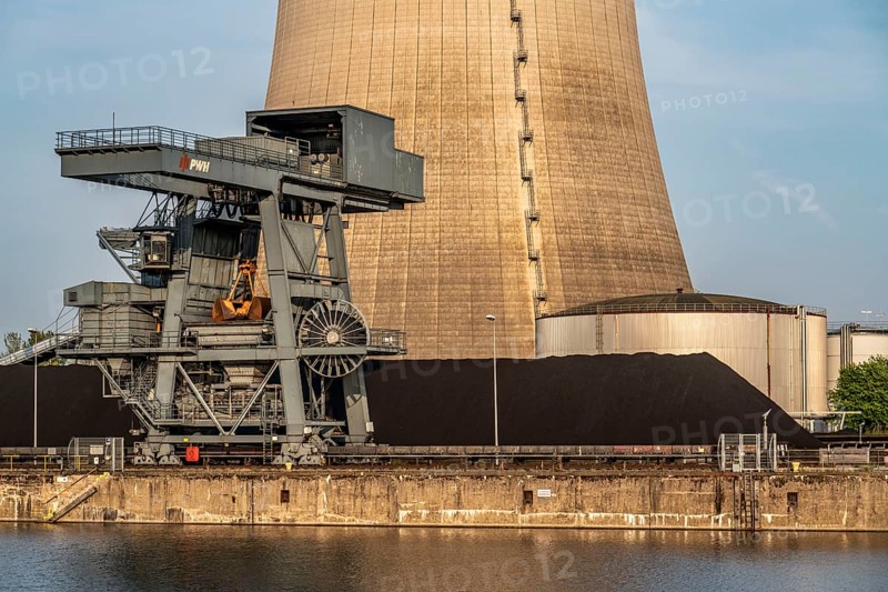 The Heyden power plant, coal-fired power plant, which was shut down in July 2021 and kept as a grid reserve and will be temporarily reconnected to the grid at the end of August 2022 as part of the energy crisis, harbour on the Heyden lock canal, Petershagen, North Rhine-Westphalia, Germany, Europe