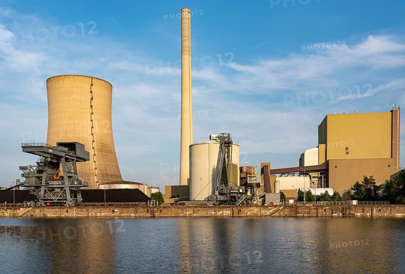 The Heyden power plant, coal-fired power plant, which was shut down in July 2021 and kept as a grid reserve and will be temporarily reconnected to the grid at the end of August 2022 as part of the energy crisis, harbour on the Heyden lock canal, Petershagen, North Rhine-Westphalia, Germany, Europe