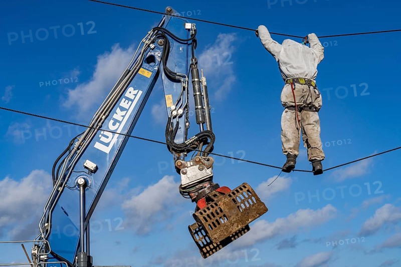 Beginning of the eviction of the Lützerath hamlet, camp of climate activists and squatters, at the Garzweiler 2 opencast lignite mine, by the police, Erkelenz, North Rhine-Westphalia, Germany, Europe