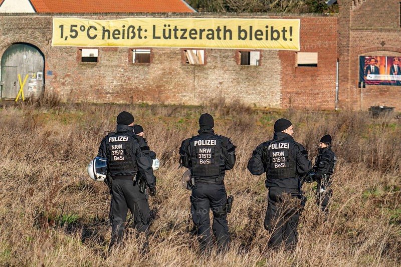 Start of the eviction of the hamlet Lützerath at the lignite mine Garzweiler 2, preparation for the upcoming eviction of the area occupied by climate protection activists, the energy company RWE prepares the construction of work roads, protected by the police, North Rhine-Westphalia, Germany, Europe