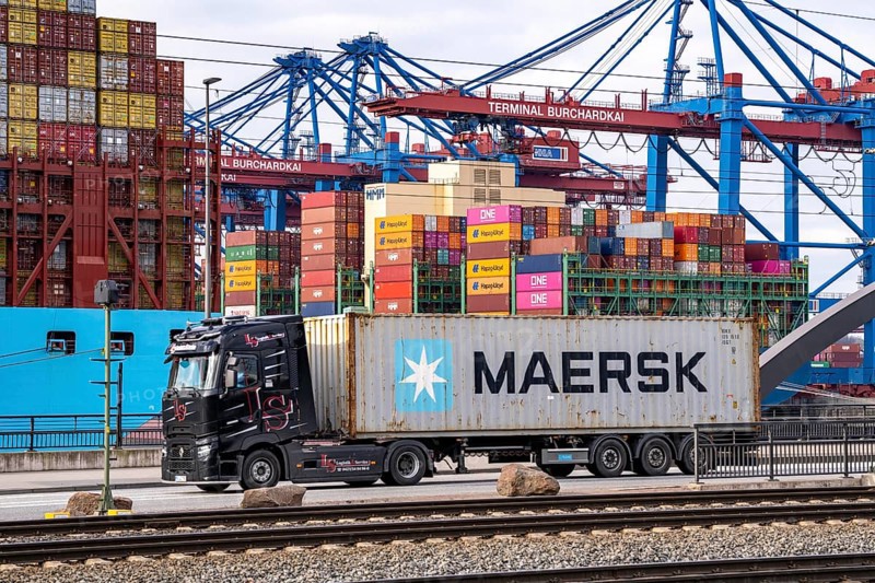 Port of Hamburg, Waltershofer Hafen, container ships, lorries bring and collect freight containers to and from HHLA Container Terminal Burchardkai, Hamburg, Germany, Europe
