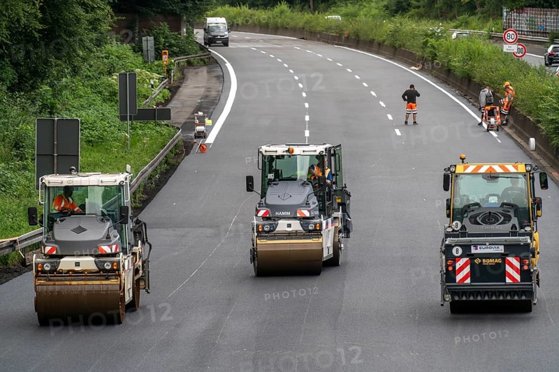 Renewal of the road surface on the A40 motorway between the Kaiserberg junction and Mülheim-Heißen, in the direction of Essen, over a length of 7.6 kilometres, with whisper asphalt, so-called open-pored asphalt, 10-day closure of the motorway, North Rhine-Westphalia, Germany, Europe