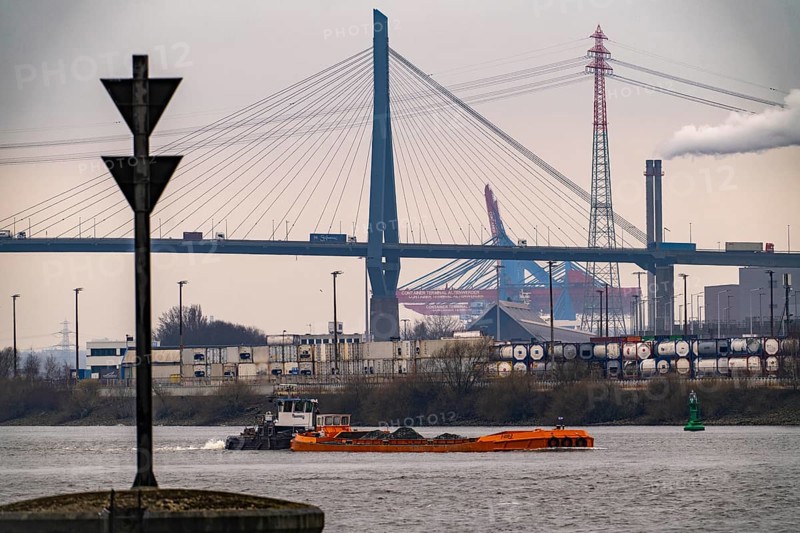 View across the Elbe to the Köhlbrand, estuary of the Süderelbe into the Norderelbe, with Köhlbrand Bridge, Hamburg, Germany, Europe
