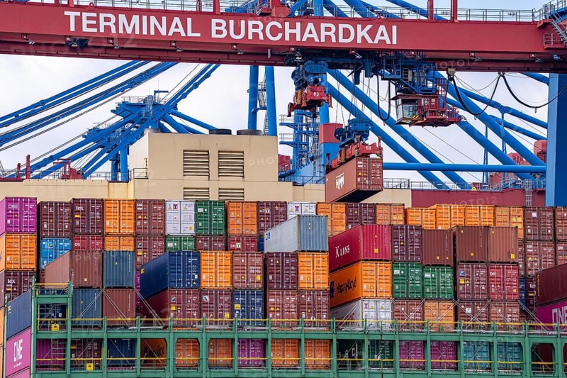 HMM Nuri container freighter, at HHLA Container Terminal Burchardkai, in Waltershofer Hafen, being loaded, capacity of up to 16000 TEU, Hamburg, Germany, Europe