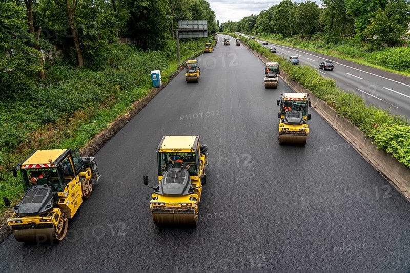 Renewal of the road surface on the A40 motorway between the Kaiserberg junction and Mülheim-Heißen, in the direction of Essen, over a length of 7.6 kilometres, with whisper asphalt, so-called open-pored asphalt, 10-day closure of the motorway, North Rhine-Westphalia, Germany, Europe