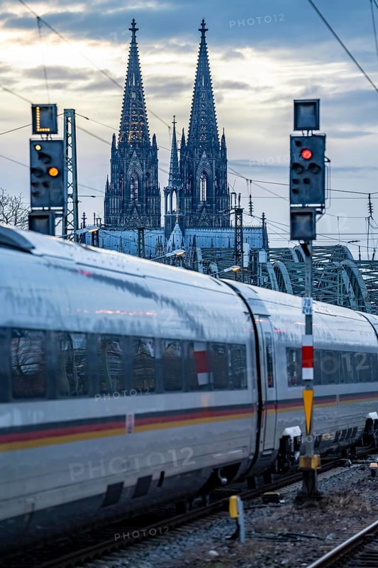 ICE train on the track in front of Cologne Central Station, Hohenzollern Bridge, Cologne Cathedral, North Rhine-Westphalia, Germany, Europe