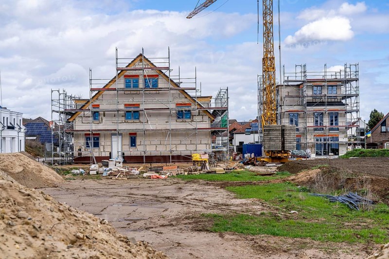 New development district, around 140 detached and semi-detached villas being built in the south of Duisburg, various property developers, still undeveloped land, shells, construction work, North Rhine-Westphalia, Germany, Europe