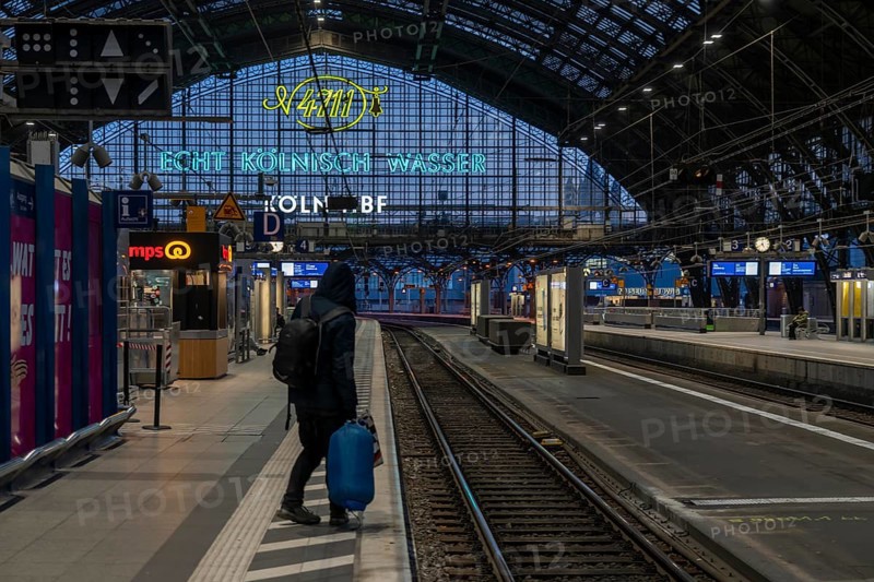 3-day strike by the railway union GDL, only very few local and long-distance trains run, empty Cologne Central Station, which is otherwise full of travellers and trains at rush hour, Cologne, North Rhine-Westphalia, Germany, Europe