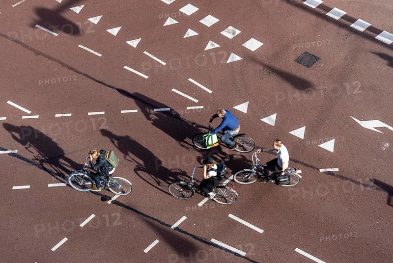 Crossing at Lange Viestraat, markings for cars and bicycles, green phase only for cyclists to be able to turn safely in all directions, Utrecht Netherlands
