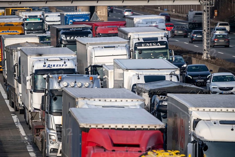 Traffic jam on the A3 motorway, at the Köln-Ost junction, heading south, four lanes jammed with cars and many trucks, over 8 kilometres in total, Cologne, North Rhine-Westphalia, Germany, Europe