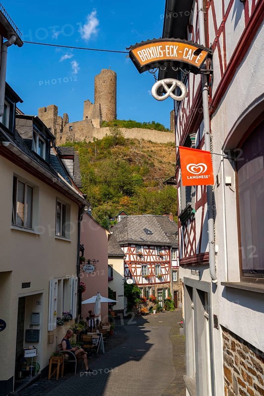 Monreal, idyllic half-timbered village in the Elz valley, ruins of the Löwenburg castle, in the district of Mayen-Koblenz, in Rhineland-Palatinate, Germany, Europe