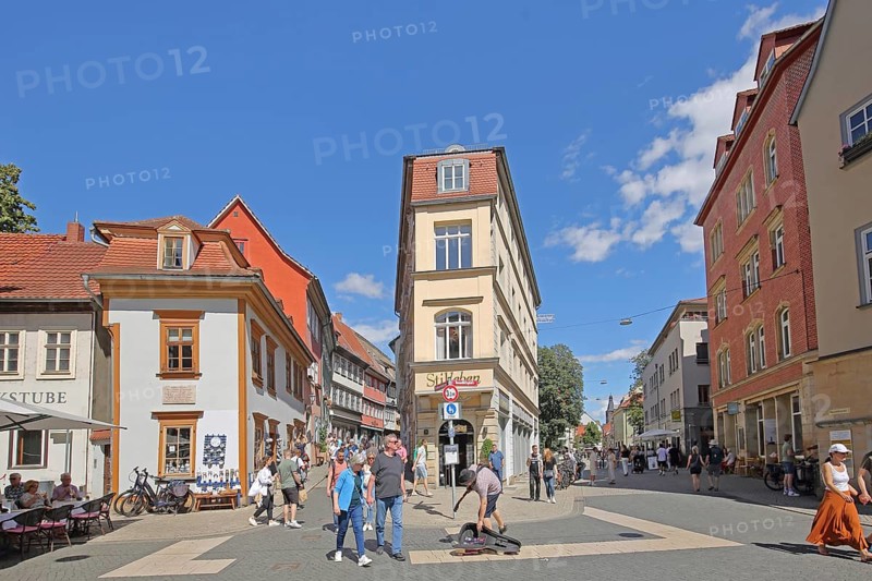 Pedestrian zone with Krämerbrücke and Rathausbrücke at Benediktsplatz, pedestrians, houses, narrow, Erfurt, Thuringia, Germany, Europe