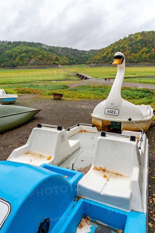 The Edersee, near Waldeck, the third largest reservoir in Germany, is currently only 13% full, the lake was last full in May 2022, dried out due to lack of rain, boat hire on dry land, near Asel-Süd, Asel bridge, the lake shore and the lake bed is overgrown with fresh grass, Hesse, Germany, Europe