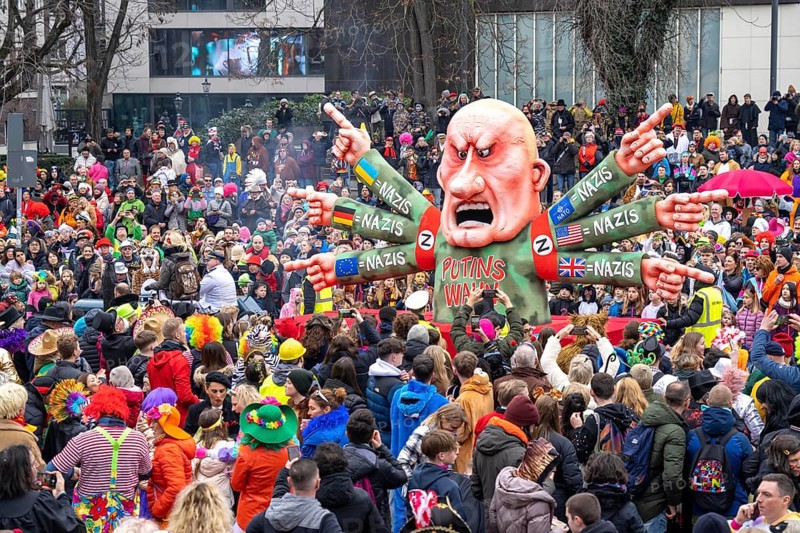 Rose Monday parade in Düsseldorf, street carnival, carnival float, by float builder Jacques Tilly, theme Ukraine war, Vladimir Putin insults all states and organisations from the West as Nazis