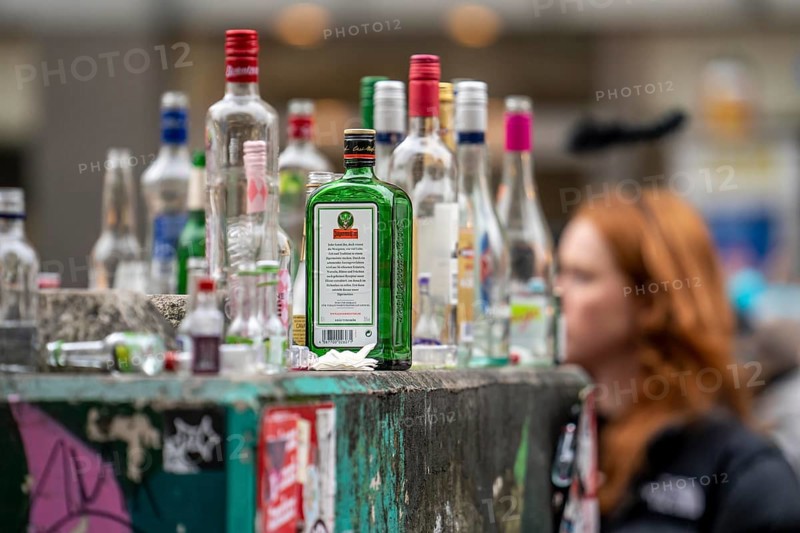 Rose Monday parade in Düsseldorf, alcohol consumption, drinking of high-proof spirits, North Rhine-Westphalia, Germany, Europe