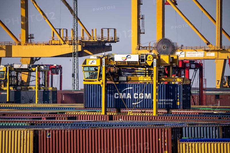 Container terminal in the seaport of Bremerhaven, Eurogate Container Terminal with almost 50 container gantry cranes, cranes, on a length of over 4 KM at the mouth of the Weser, straddle carriers bring the containers to and from the container ships, or store them between, Bremerhaven, Bremen, Germany, Europe