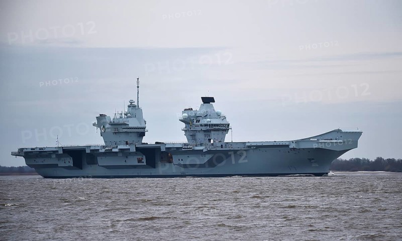 Aircraft carrier HMS Queen Elizabeth on the Elbe between Hamburg and the North Sea, Schleswig-Holstein, Germany, Europe