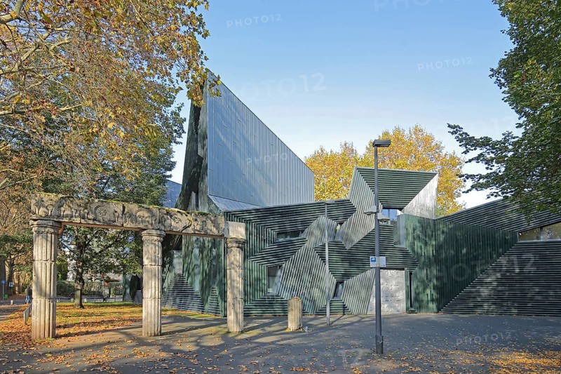 New synagogue built 2010, Magenza, modern building and rest with columns of old destroyed building, Neustadt, Mainz, Rhine-Hesse region, Rhineland-Palatinate, Germany, Europe