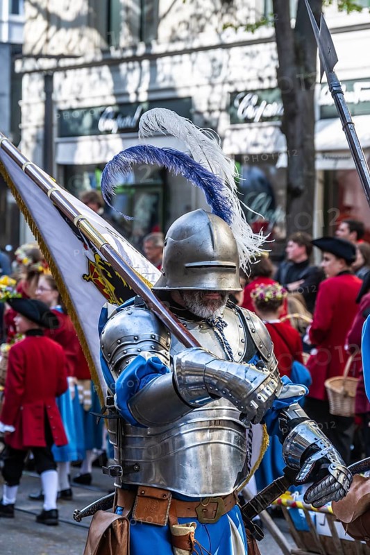 Procession of historically costumed guildsmen, man in knight's armour carrying flag, Great Almighty and Insurmountable Council of Zug, Sechseläuten or Sächsilüüte, Zurich Spring Festival, Zurich, Switzerland, Europe