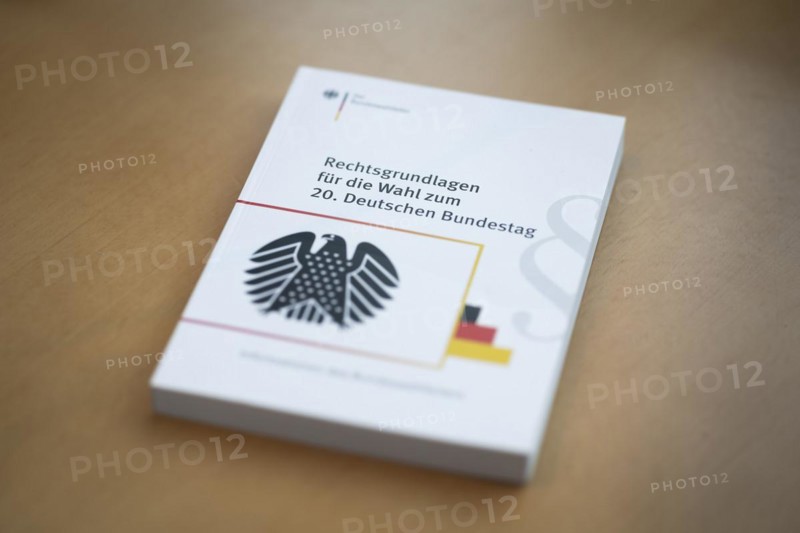 Book cover Legal bases for the election to the 20th German Bundestag, taken during the meeting of the Federal Election Committee Berlin, 1 March 2024