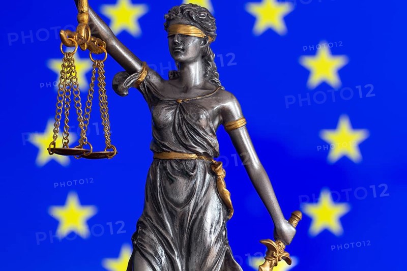 Symbolic image: Lady Justice in front of a European flag