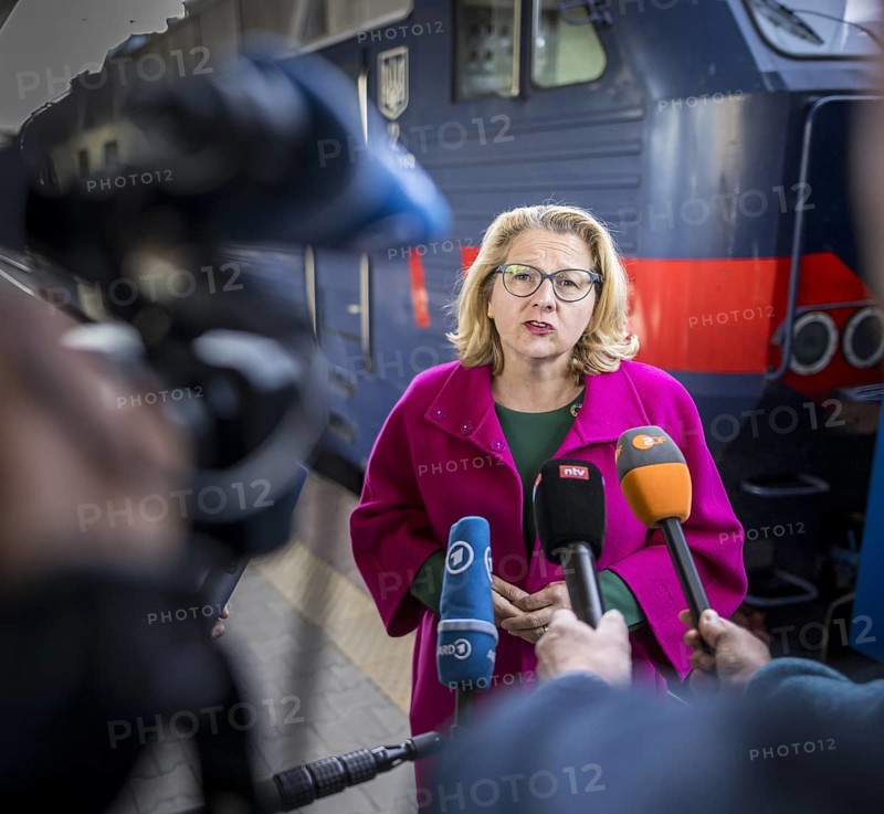 Svenja Schulze (SPD), Federal Minister for Economic Cooperation and Development, photographed during her trip to Ukraine. Here during a press statement after her arrival at the railway station in Kiev, 'Photographed on behalf of the Federal Ministry for Economic Cooperation and Development'