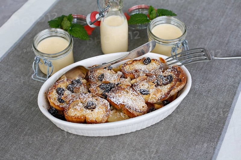 Swabian cuisine, Ofenschlupfer, sweet main course or dessert, dessert, sweet dish, typical Swabian, classic, from the oven, casserole, leftovers, rolls with sultanas, apples, gratinated, vanilla sauce, icing sugar, prepared, home cooking, traditional cuisine, food photography, studio, Germany, Europe
