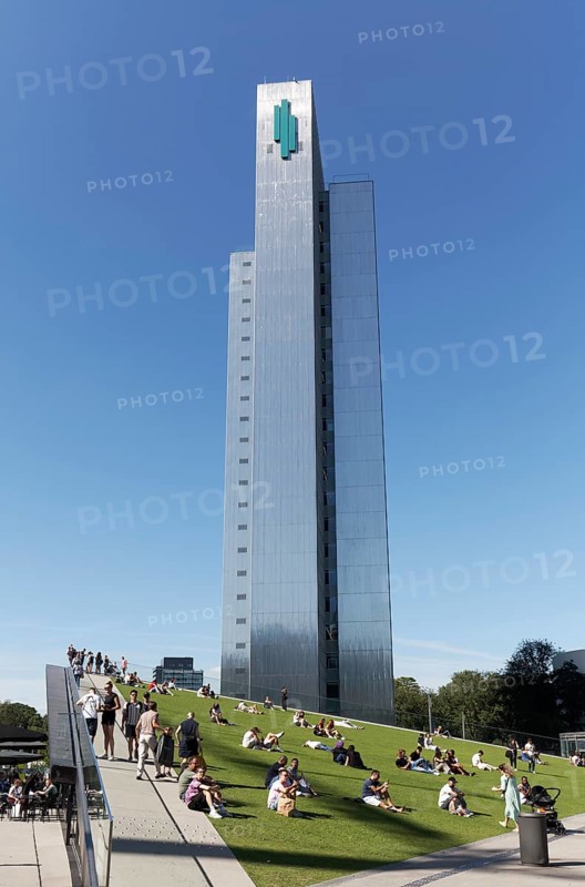 People on the sunbathing lawn at the Dreischeibenhaus, Ingenhoven-Tal, Kö-Bogen II, architect Christoph Ingenhoven, Düsseldorf, North Rhine-Westphalia, Germany, Europe
