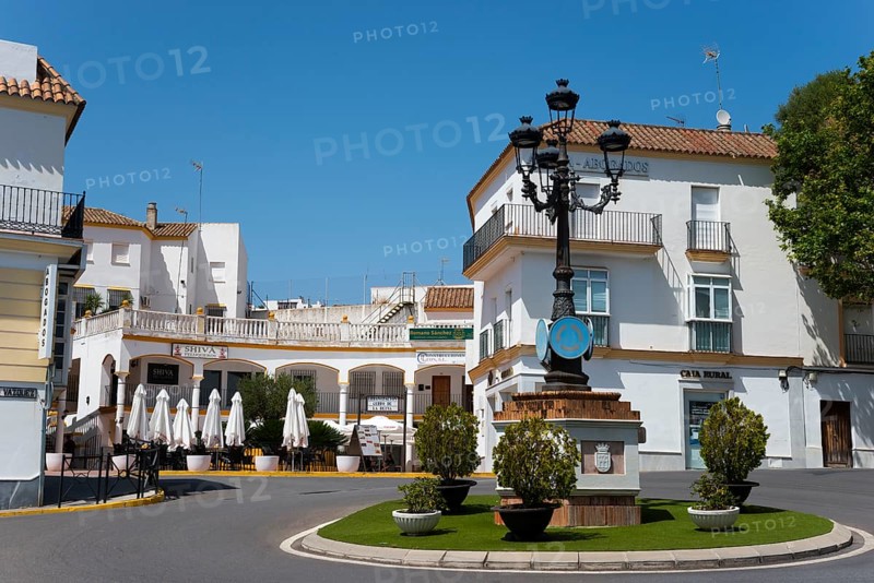 Inviting square with cafés and typical white houses, crowned by a decorative street lamp, Arcos de la Frontera, Cadiz province, Cadiz, Andalusia, Spain, Europe