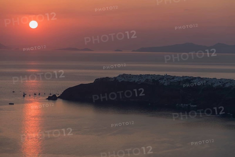 Santorini, Oia, sunset, view from Imerovigli, Cyclades, Greece, Europe