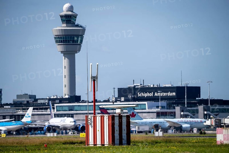 Amsterdam Shiphol Airport, AMS, Aalsmeerbaan, runway, radar to detect flocks of birds, on all 6 runways, in order to take measures if necessary, Netherlands