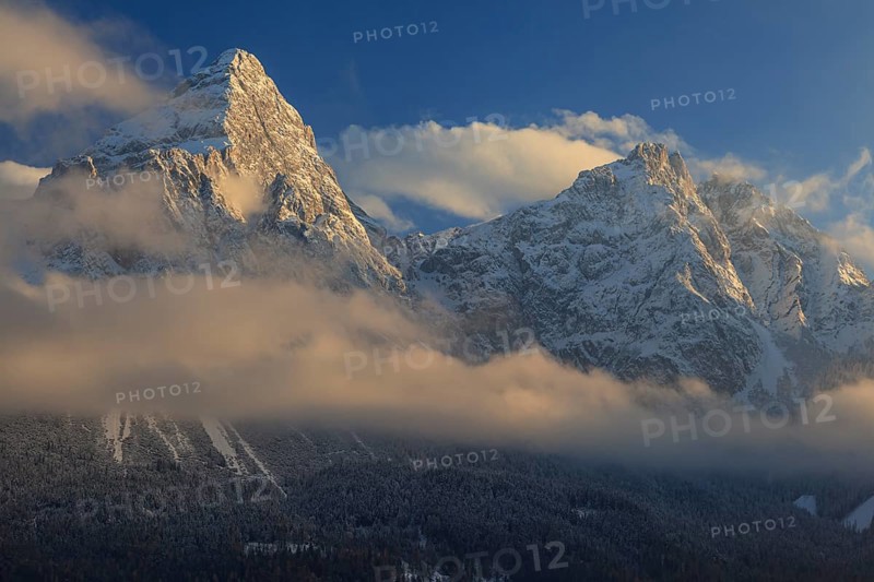 Steep mountain peaks above clouds in the evening light, winter, snow, Sonnenspitze and Mieminger Gebirge, Tyrol, Austria, Europe