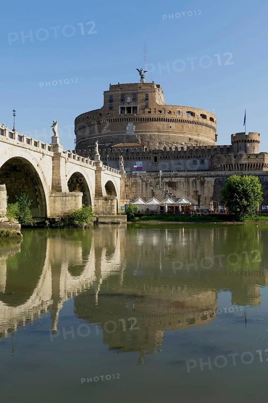 Engelsburg, Castel Sant'Angelo oder Mausoleo di Adriano, Rom, Italien / Mausoleum des Hadrian, Castel Sant'Angelo, Engelsburg, ein hoch aufragendes zylindrisches Gebäude im Parco Adriano, Rom, Italien