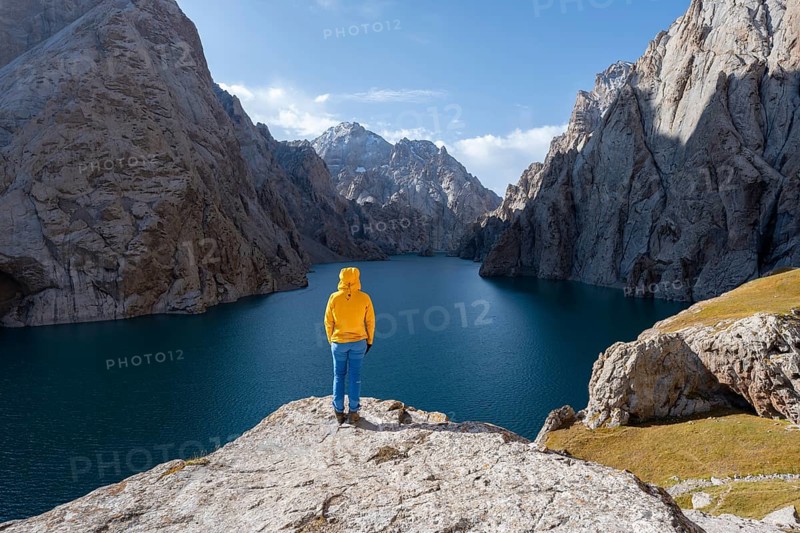 Hiker in front of Kol Suu Mountain Lake, Kol Suu Lake, Sary Beles Mountains, Naryn Province, Kyrgyzstan, Asia