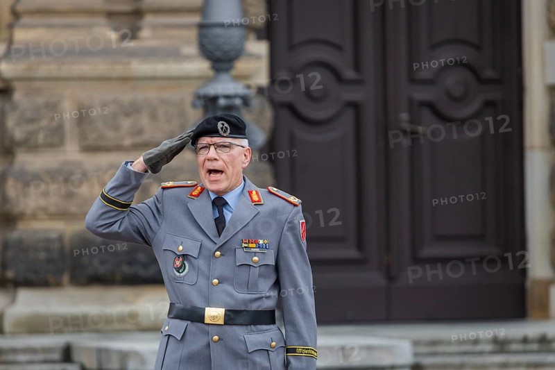 Public roll call of the Army Officers' School on Theatre Square: Bundeswehr honours and bids farewell to young soldiers, Dresden, Saxony, Germany, Europe