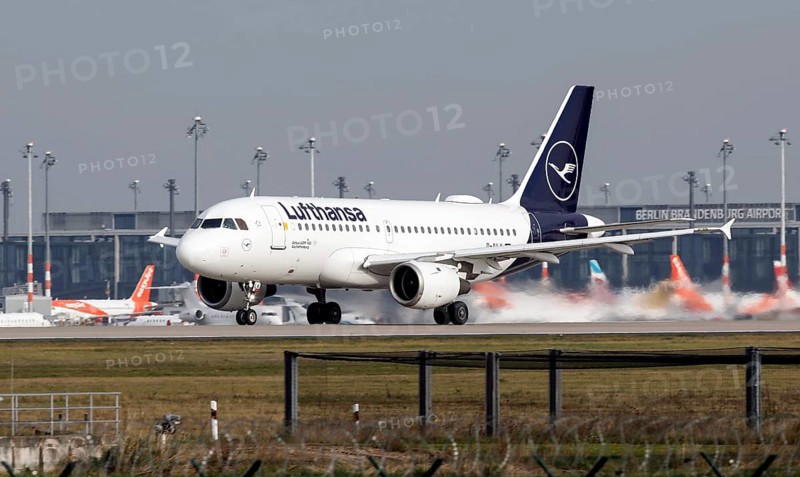 Take-off of a Lufthansa Airbus A319 at BER Berlin Brandenburg Airport, Schönefeld, 13 November 2020