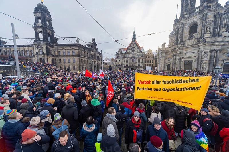 Several thousand people protested on Sunday in Dresden and elsewhere, against the AfD and in favour of democracy. Similar demonstrations have been taking place in many German cities for days. Between 25, 000 and 40, 000 participants were estimated. The Schlossplatz is filled with a crowd, Dresden, Saxony, Germany, Europe