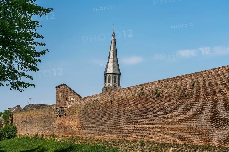 Town wall and parish church of St Martinus in the town of Zons, Dormagen, Lower Rhine, North Rhine-Westphalia, Germany, Europe