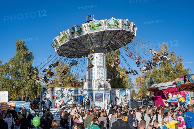 Crowd of people on fairground, amusement park, amusement ride, chain carousel, showmen, on the traditional Schätzelemarkt in Tengen, Hegau, district of Constance, Baden-Württemberg, Germany, Europe