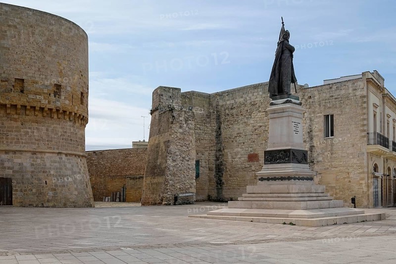 Piazza degli Eroi, old town centre with city walls, Otranto, Province of Lecce, Salento Peninsula, Apulia, Italy, Europe