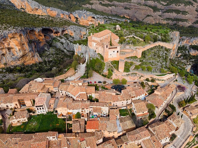 A historic village with tiled roofs and a fortress, nestled in a mountainous landscape, aerial view, collegiate church on the hill, Colegiata de Santa María la Mayor, Alquézar, Alquezar, Huesca, Aragón, Aragon, Pyrenees, Spain, Europe