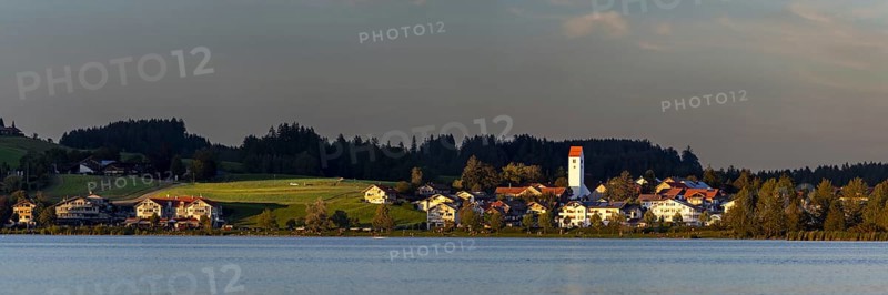 Lake Hopfensee, behind it Hopfen am See, near Füssen, Ostallgäu, Allgäu, Bavaria, Germany, Europe