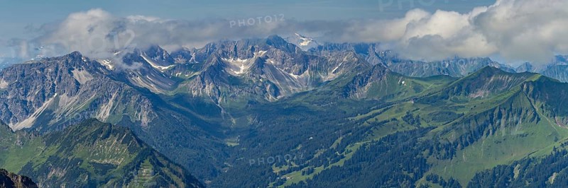 Mountain panorama from the Nebelhorn, 2224m, to the southwest to the Hammerspitzen, Kanzelwand, mountain station of the Fellhornbahn, the cloudy Fellhorn and Söllereck, Allgäu Alps, Allgäu, Bavaria, Germany, Europe