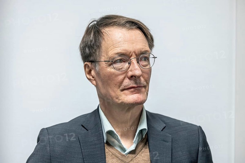 Portrait of Federal Health Minister Karl Lauterbach (SPD) with free text, clinic visit to the medius Klinik in Nürtingen. In Baden-Württemberg, the planned hospital reform is rejected in this form. Nürtingen, Baden-Württemberg, Germany, Europe