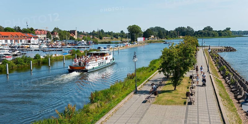 River promenade with people and a ship on the water of a coastal town, Gizycko, Warminsko-Mazurskie, Warminsko-Mazurskie, Poland, Europe