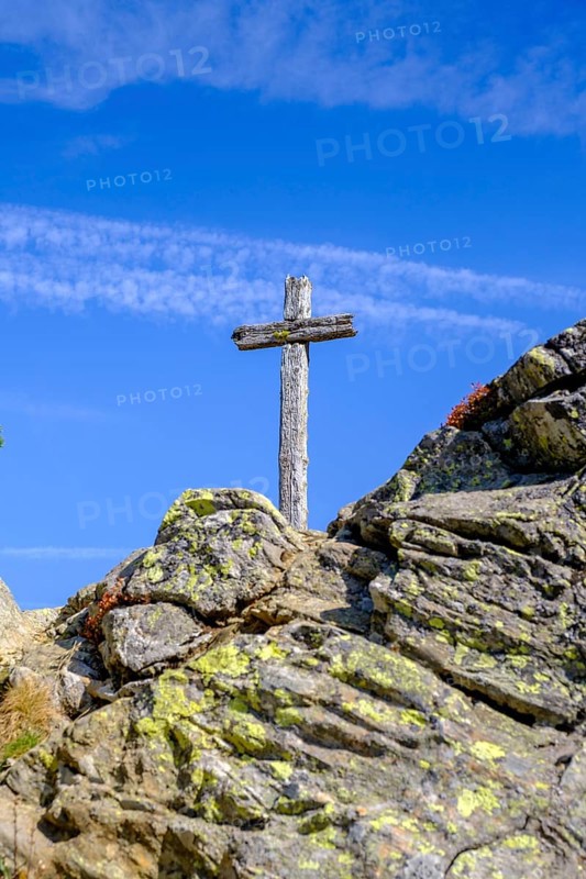Viewpoint with old wooden cross, summit cross, at Obersee, behind Regelspitze, Staller Sattel, Defereggen Valley, East Tyrol, Austria, Europe