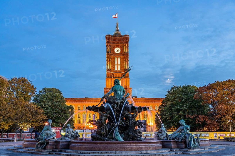 Neptune Fountain in front of the Rotes Rathaus at dusk, Berlin, Germany, Europe