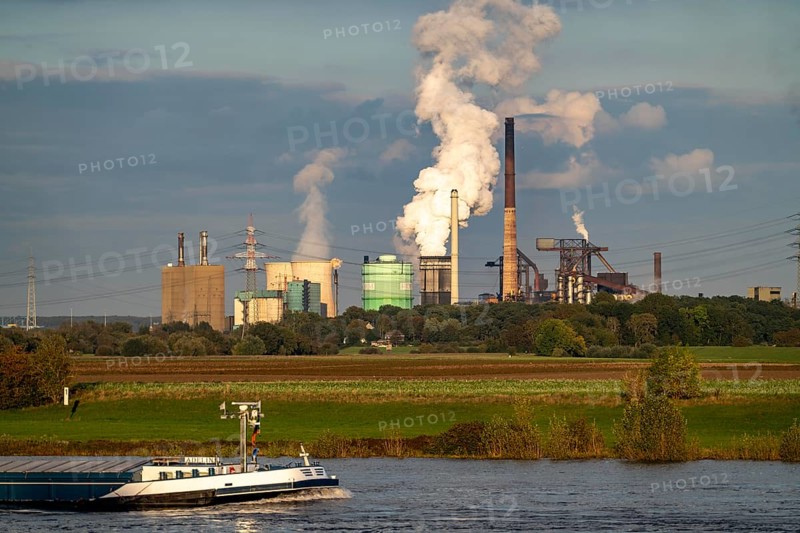 Hüttenwerke Krupp-Mannesmann, HKM in Duisburg-Hüttenheim, 2 blast furnaces, coking plant, quenching cloud, cargo ship on the Rhine, Rheinauen in Duisburg-Mündelheim, North Rhine-Westphalia, Germany, on the left the gas-fired power plant, cooling towers, Europe