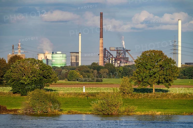 Hüttenwerke Krupp-Mannesmann, HKM in Duisburg-Hüttenheim, 2 blast furnaces, coking plant, Rheinauen in Duisburg-Mündelheim, North Rhine-Westphalia, Germany, on the left the gas-fired power plant, cooling towers, Europe